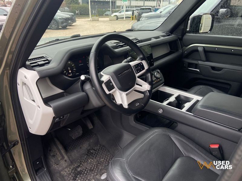 Land Rover Defender 2025