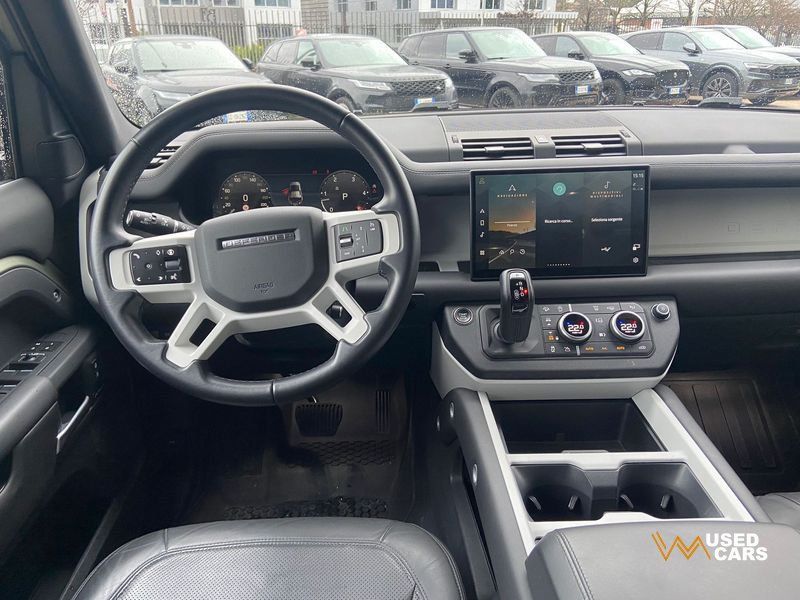 Land Rover Defender 2025