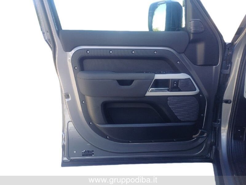 Land Rover Defender 2023