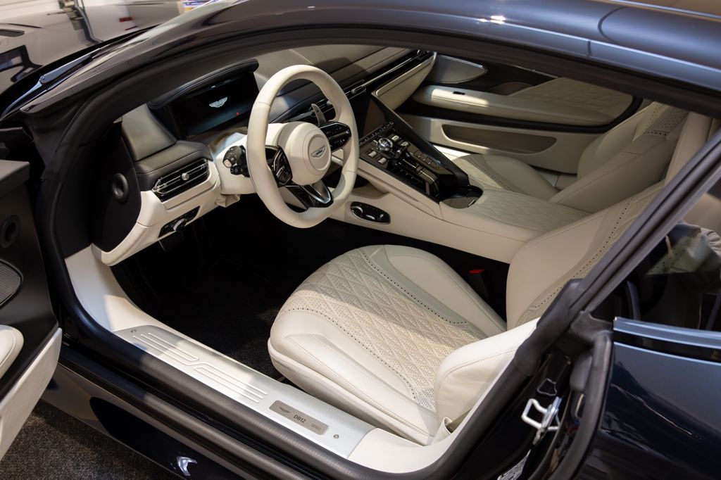 Aston Martin DB12 2024