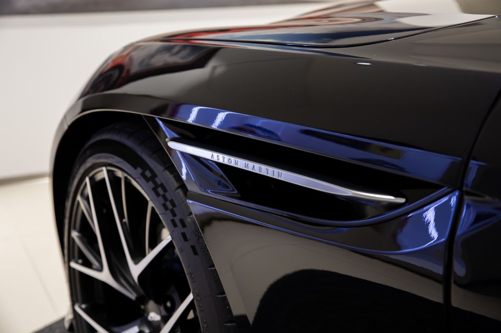 Aston Martin DB12 2024