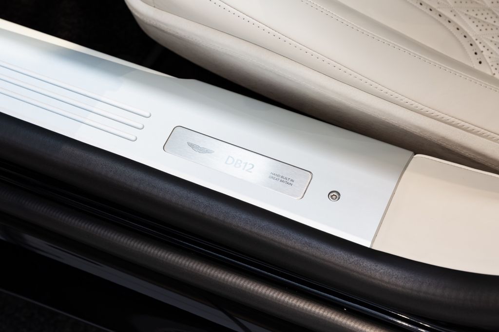 Aston Martin DB12 2024