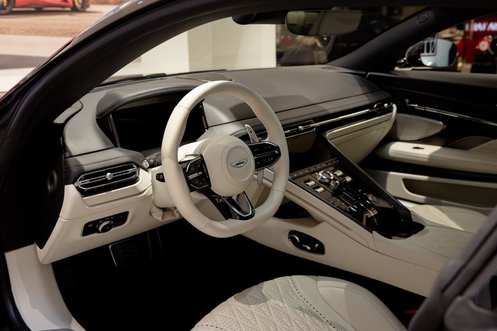 Aston Martin DB12 2024