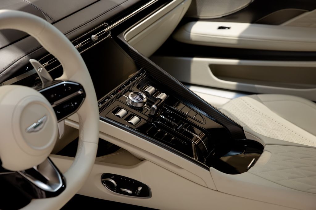 Aston Martin DB12 2024