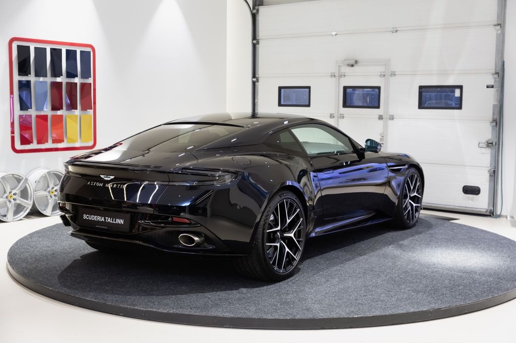 Aston Martin DB12 2024