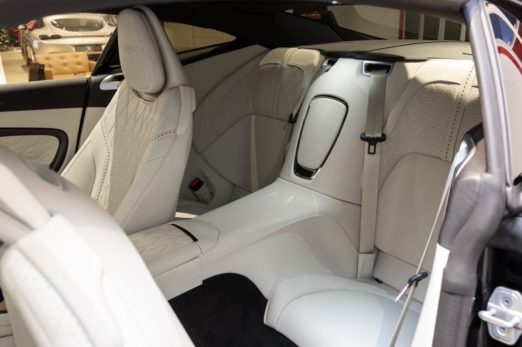 Aston Martin DB12 2024