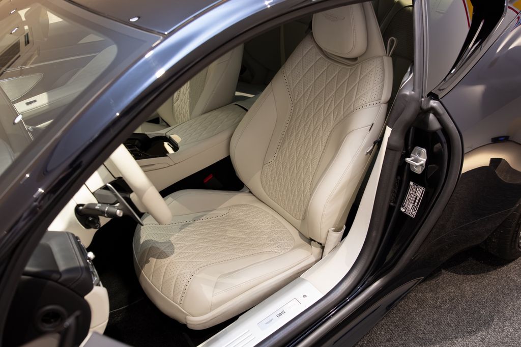 Aston Martin DB12 2024