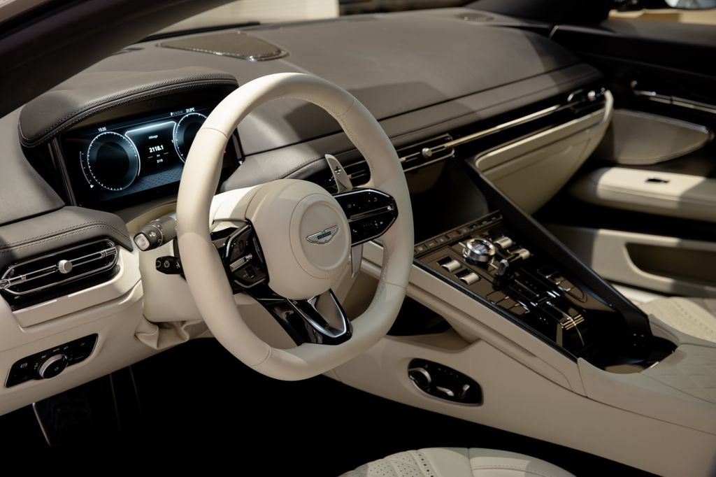 Aston Martin DB12 2024