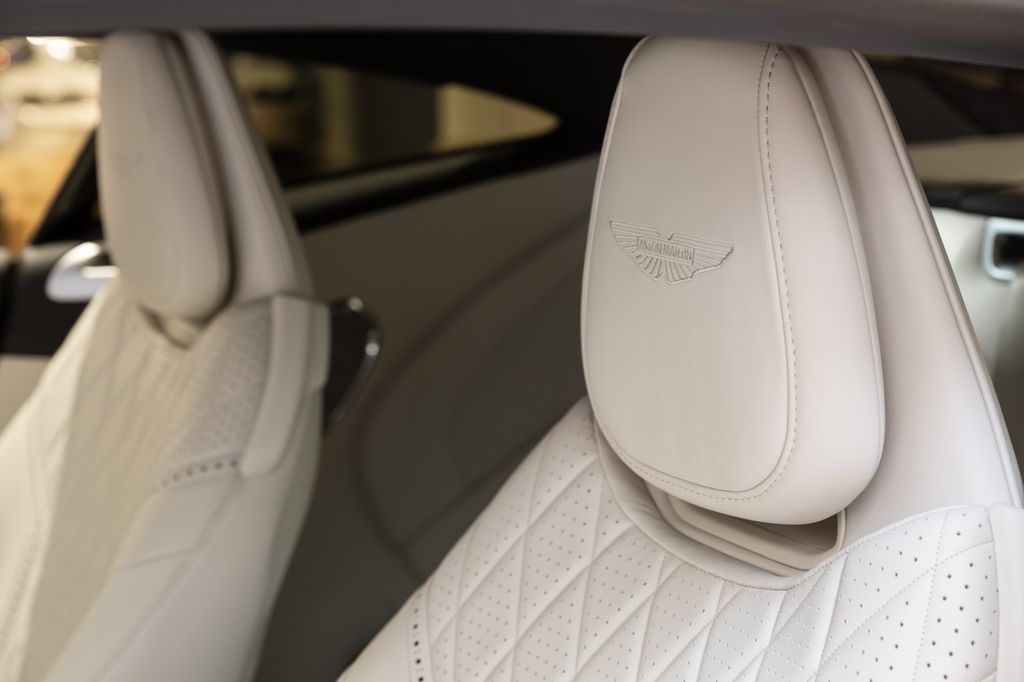 Aston Martin DB12 2024