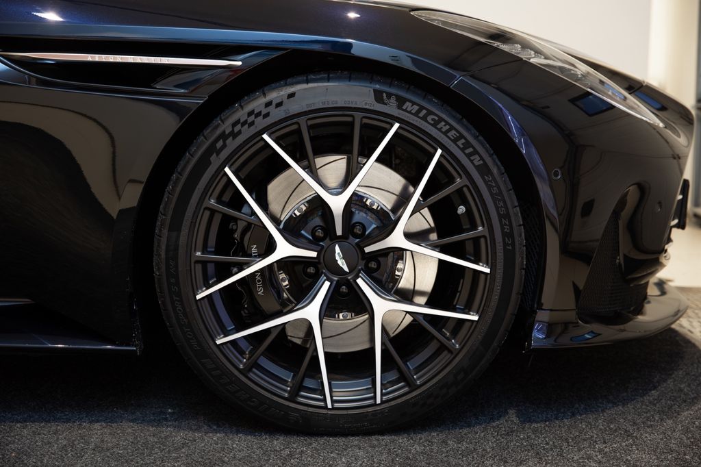 Aston Martin DB12 2024