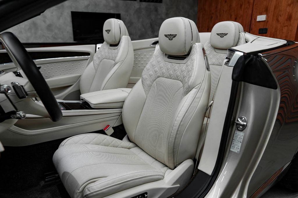 Bentley Continental GTC 2023