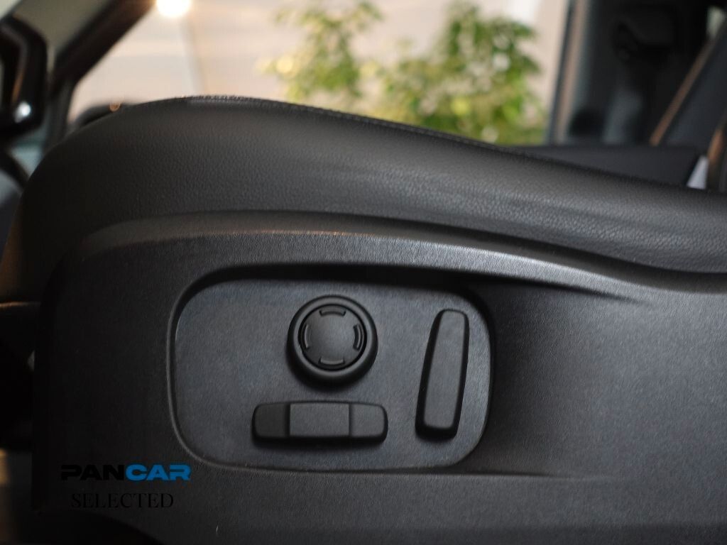 Land Rover Defender 2023