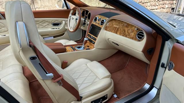 Bentley Continental GTC 2011
