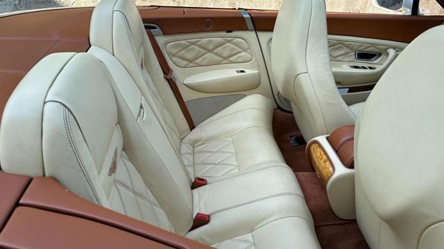 Bentley Continental GTC 2011