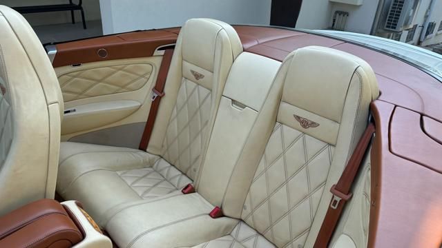 Bentley Continental GTC 2011