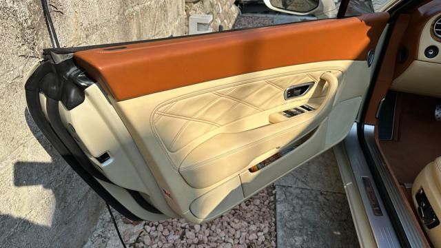 Bentley Continental GTC 2011