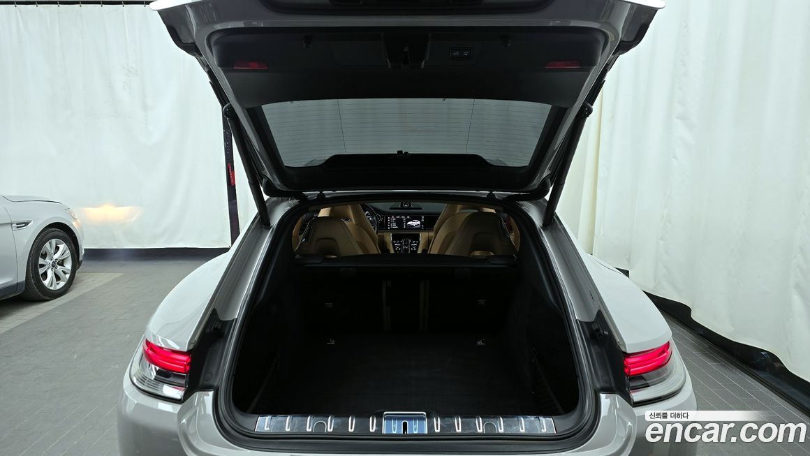 Porsche Panamera 2023