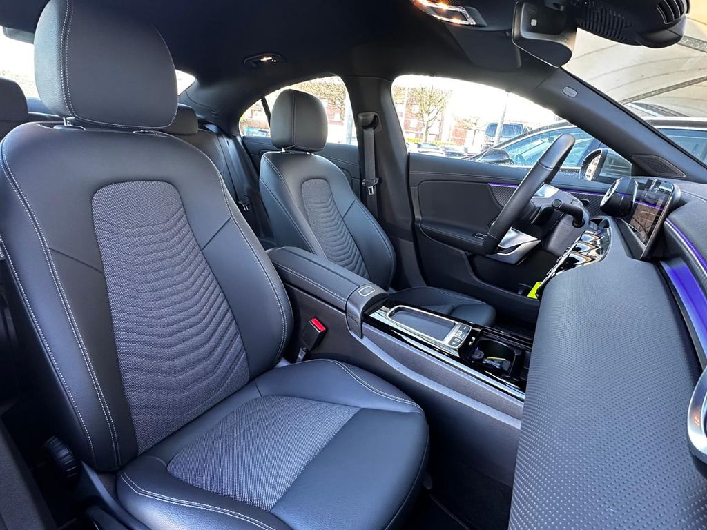 Mercedes-Benz CLA 180 2025