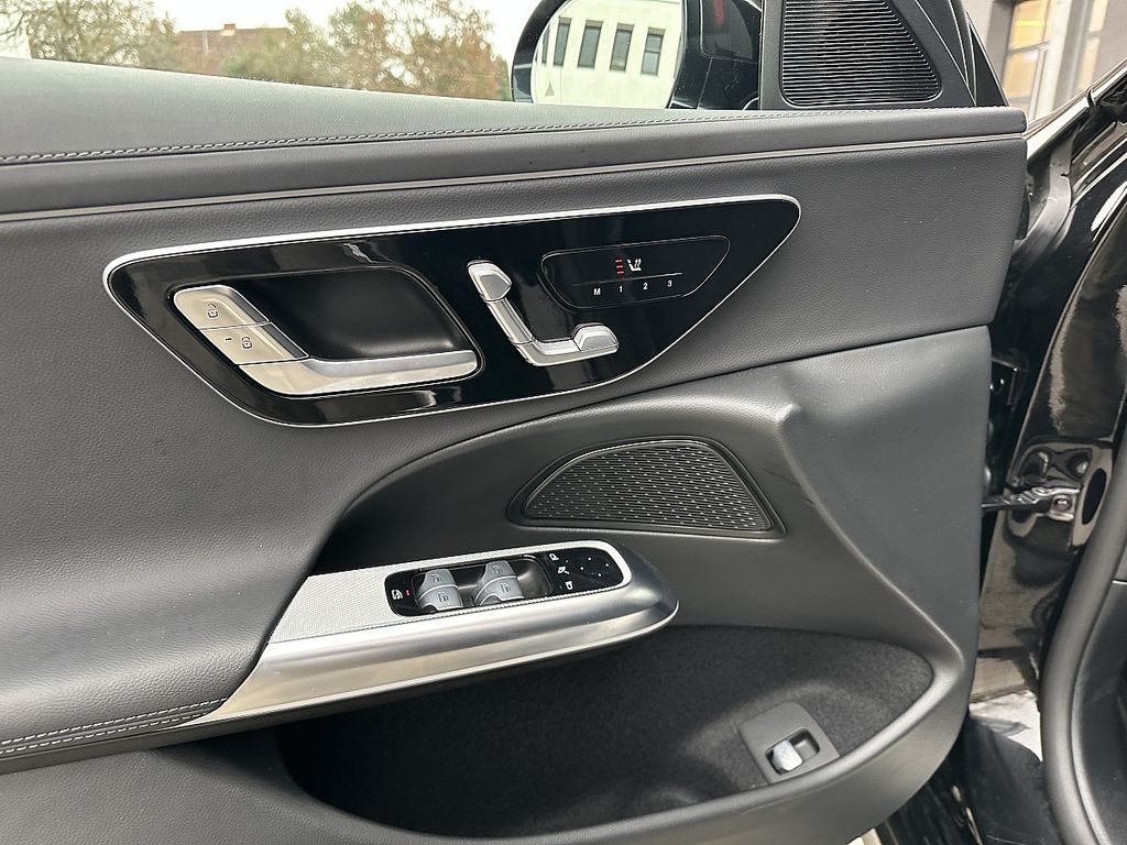 Mercedes-Benz E 300 2025