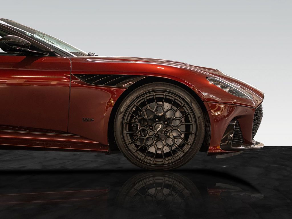 Aston Martin DBS 2024