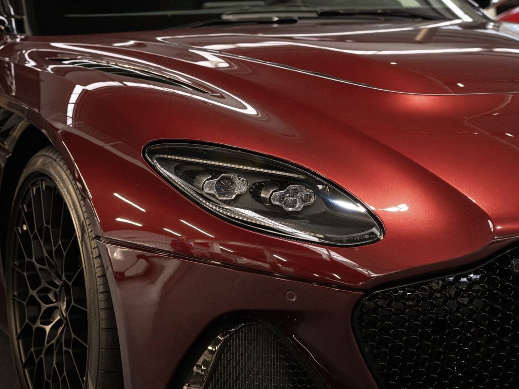 Aston Martin DBS 2024