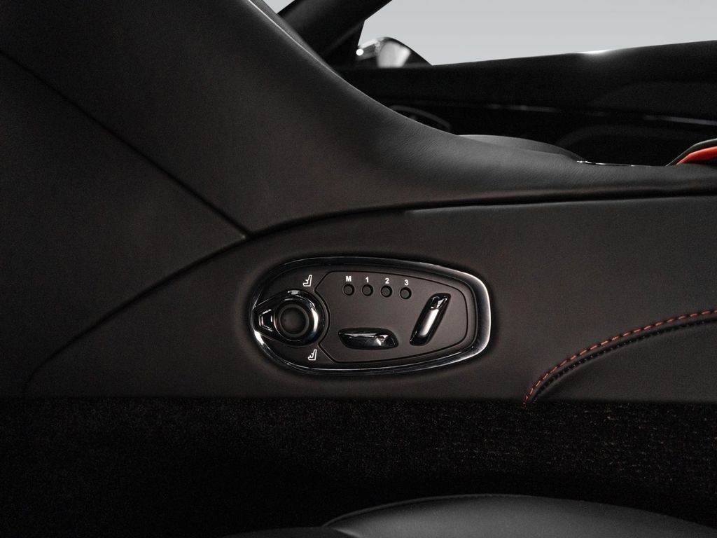 Aston Martin DBS 2024