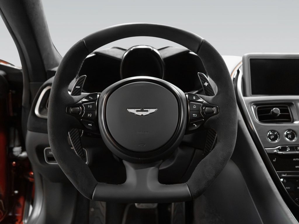 Aston Martin DBS 2024