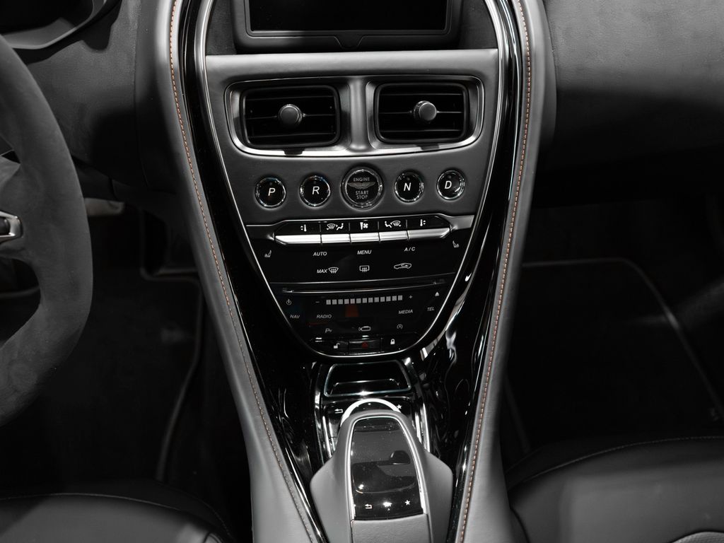 Aston Martin DBS 2024