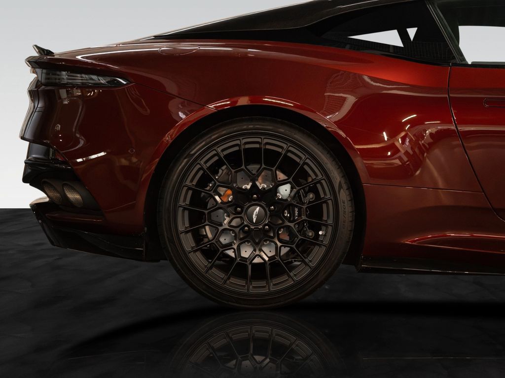 Aston Martin DBS 2024