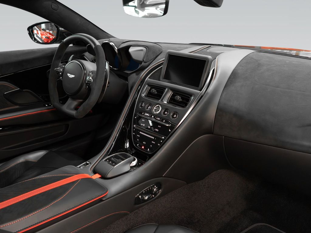 Aston Martin DBS 2024