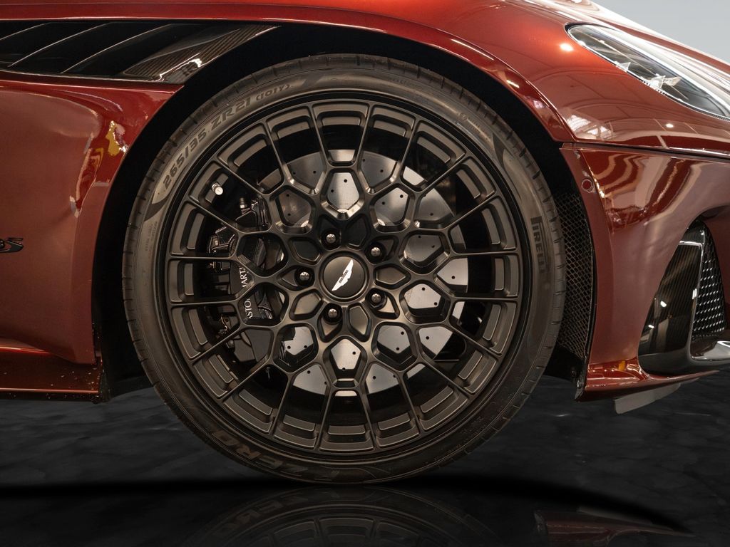 Aston Martin DBS 2024