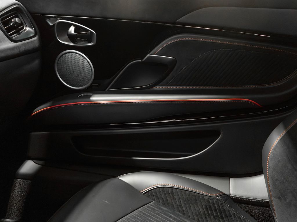 Aston Martin DBS 2024