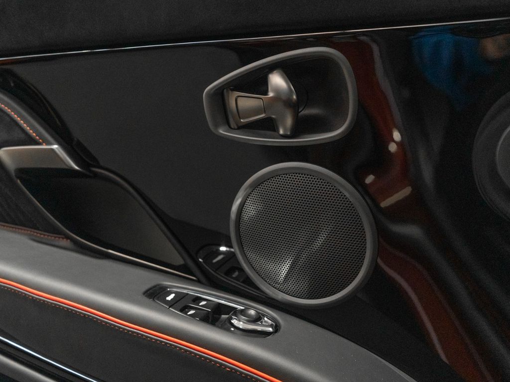 Aston Martin DBS 2024