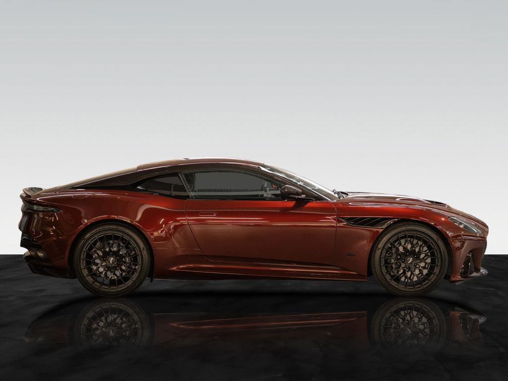Aston Martin DBS 2024
