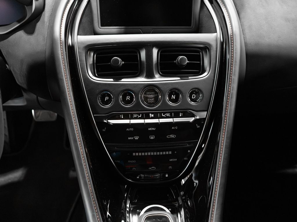 Aston Martin DBS 2024