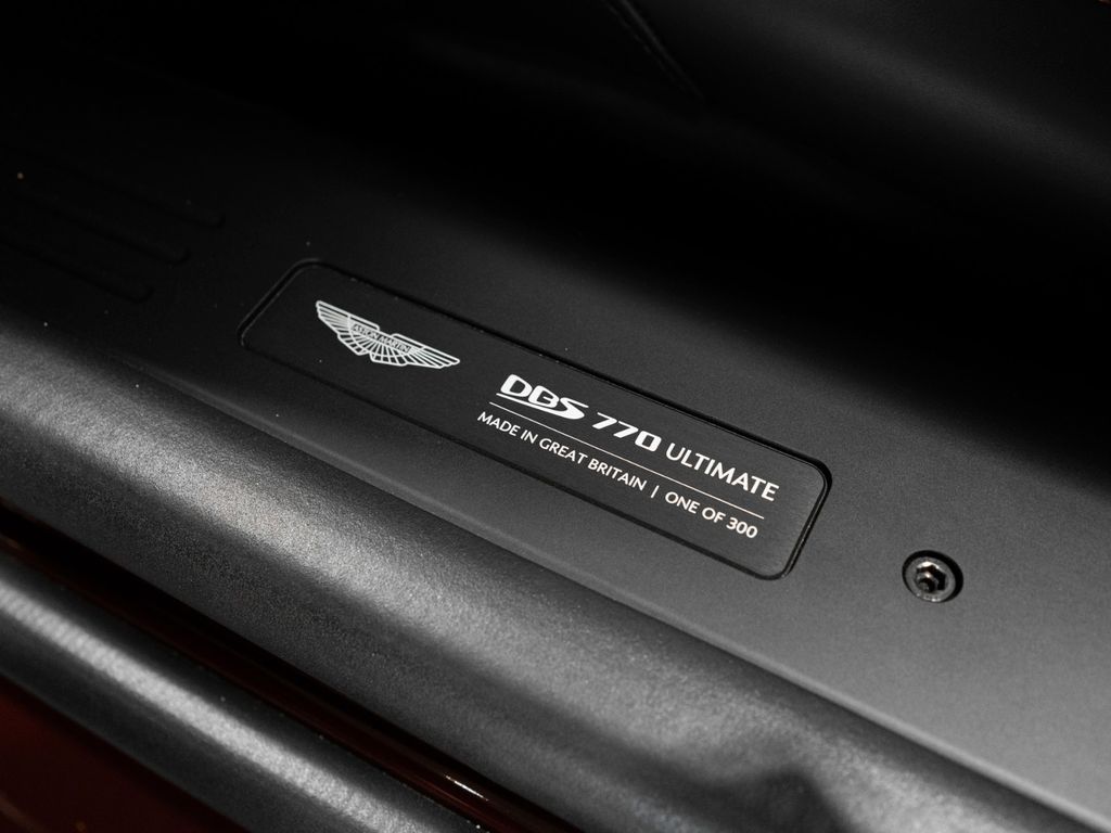Aston Martin DBS 2024