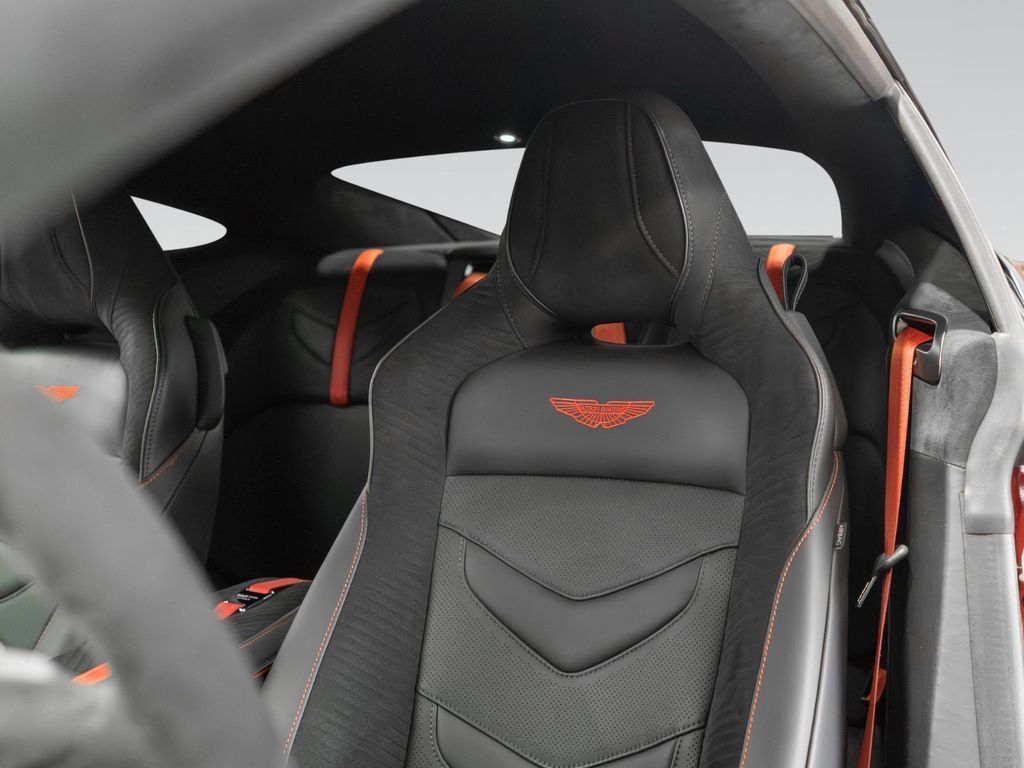 Aston Martin DBS 2024