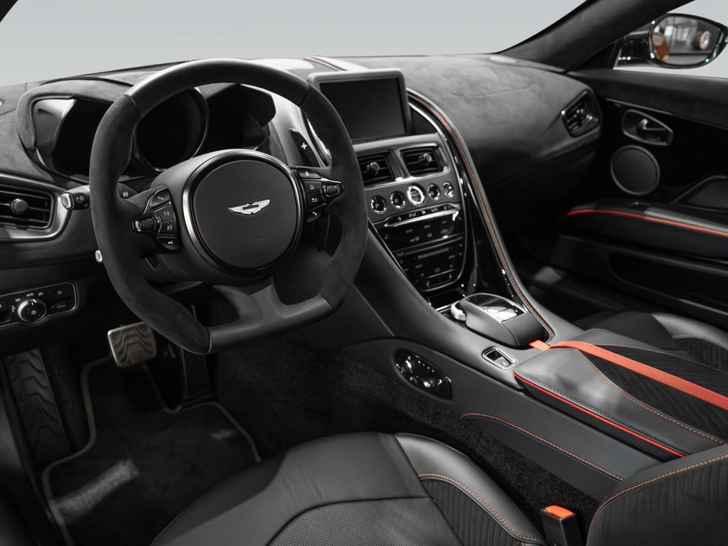 Aston Martin DBS 2024