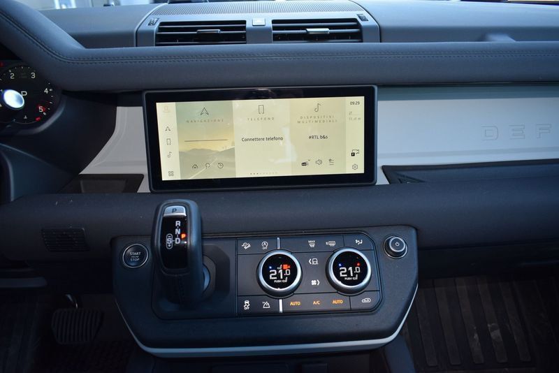 Land Rover Defender 2023