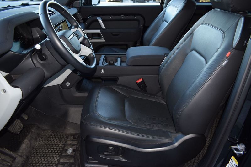 Land Rover Defender 2023