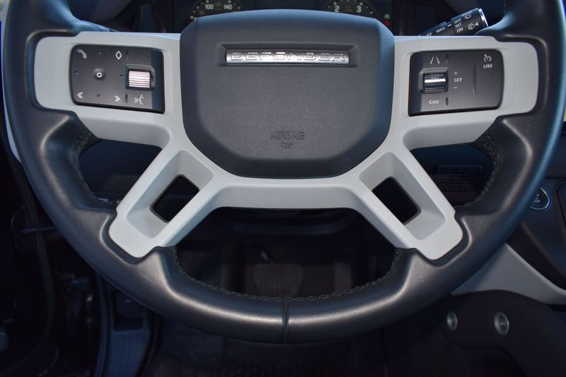 Land Rover Defender 2023