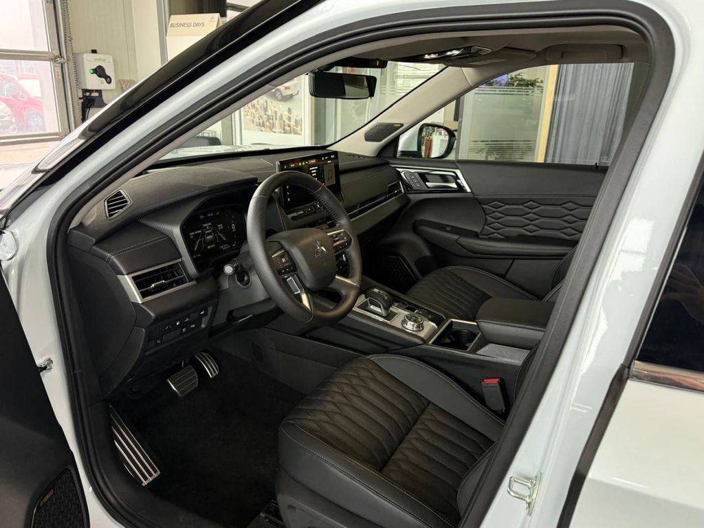 Mitsubishi Outlander 2025