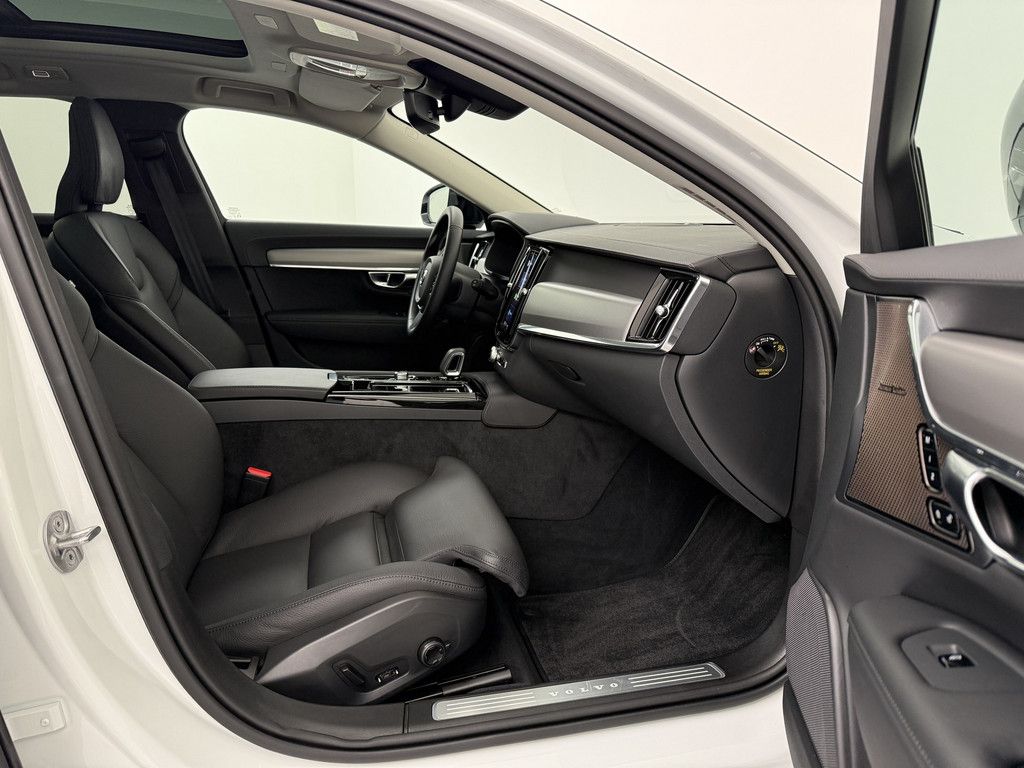 Volvo V90 2025