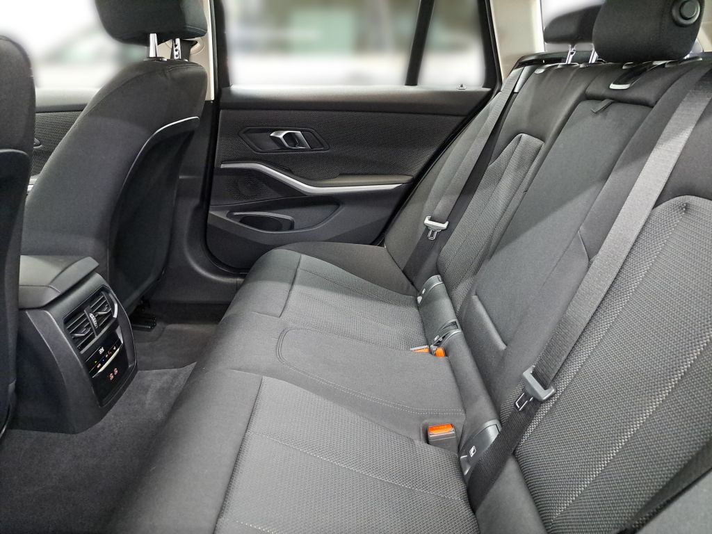 BMW 318 2024