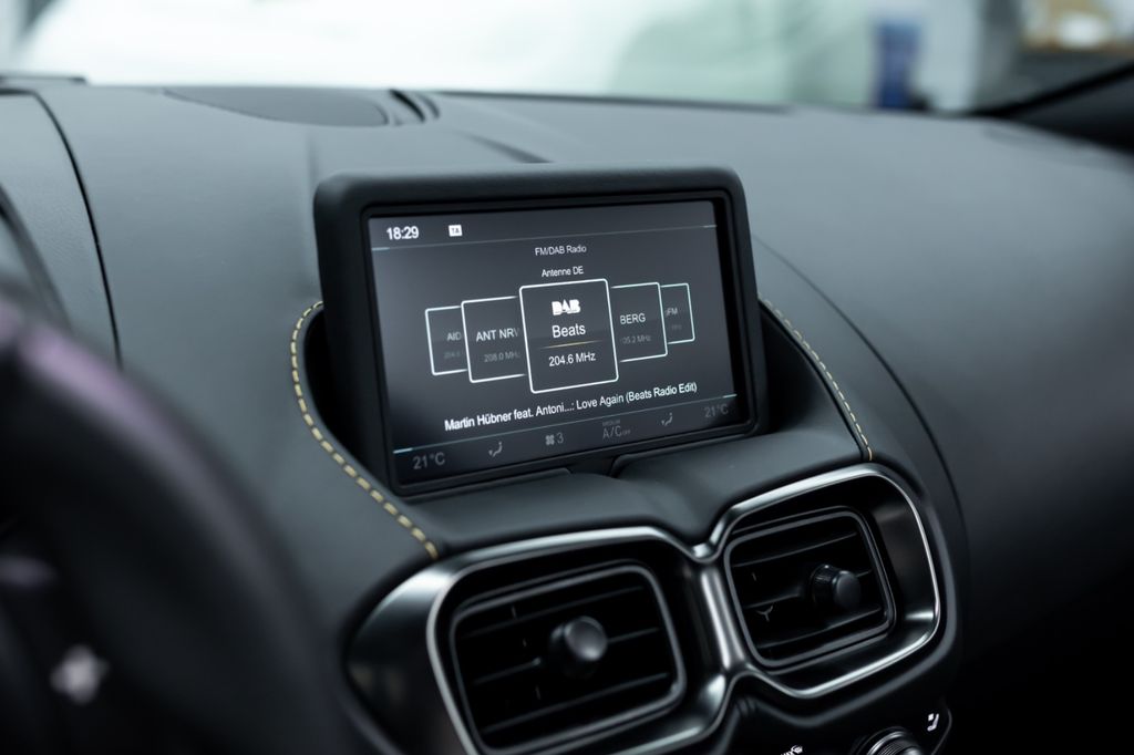 Aston Martin V8 Vantage 2021