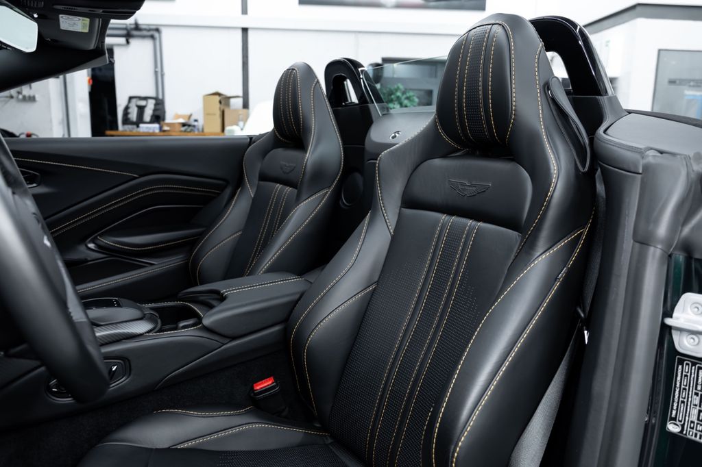 Aston Martin V8 Vantage 2021