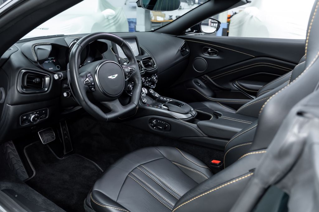 Aston Martin V8 Vantage 2021