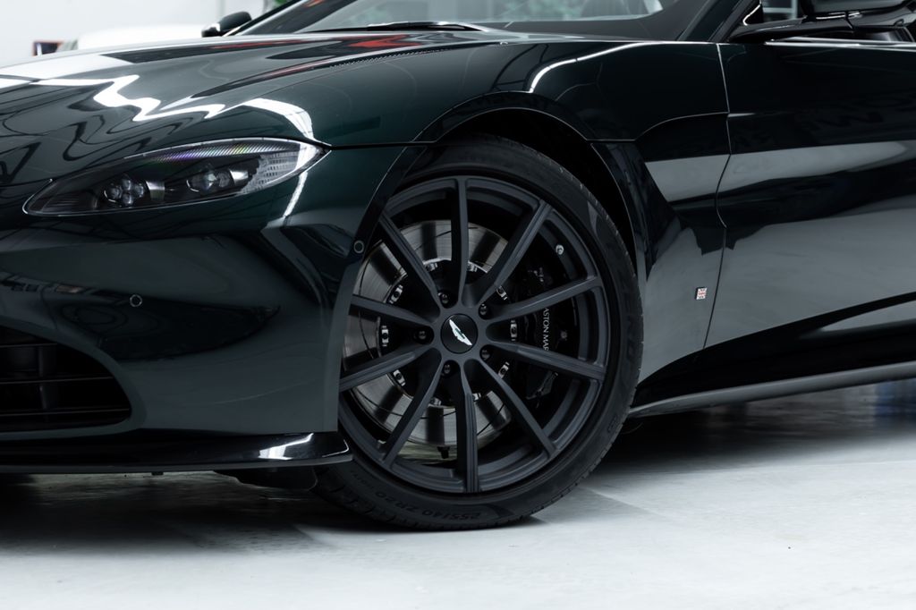 Aston Martin V8 Vantage 2021