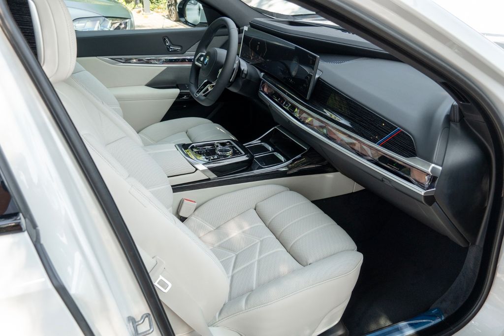 BMW 740 2025