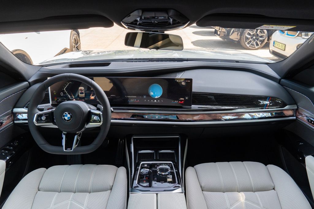BMW 740 2025